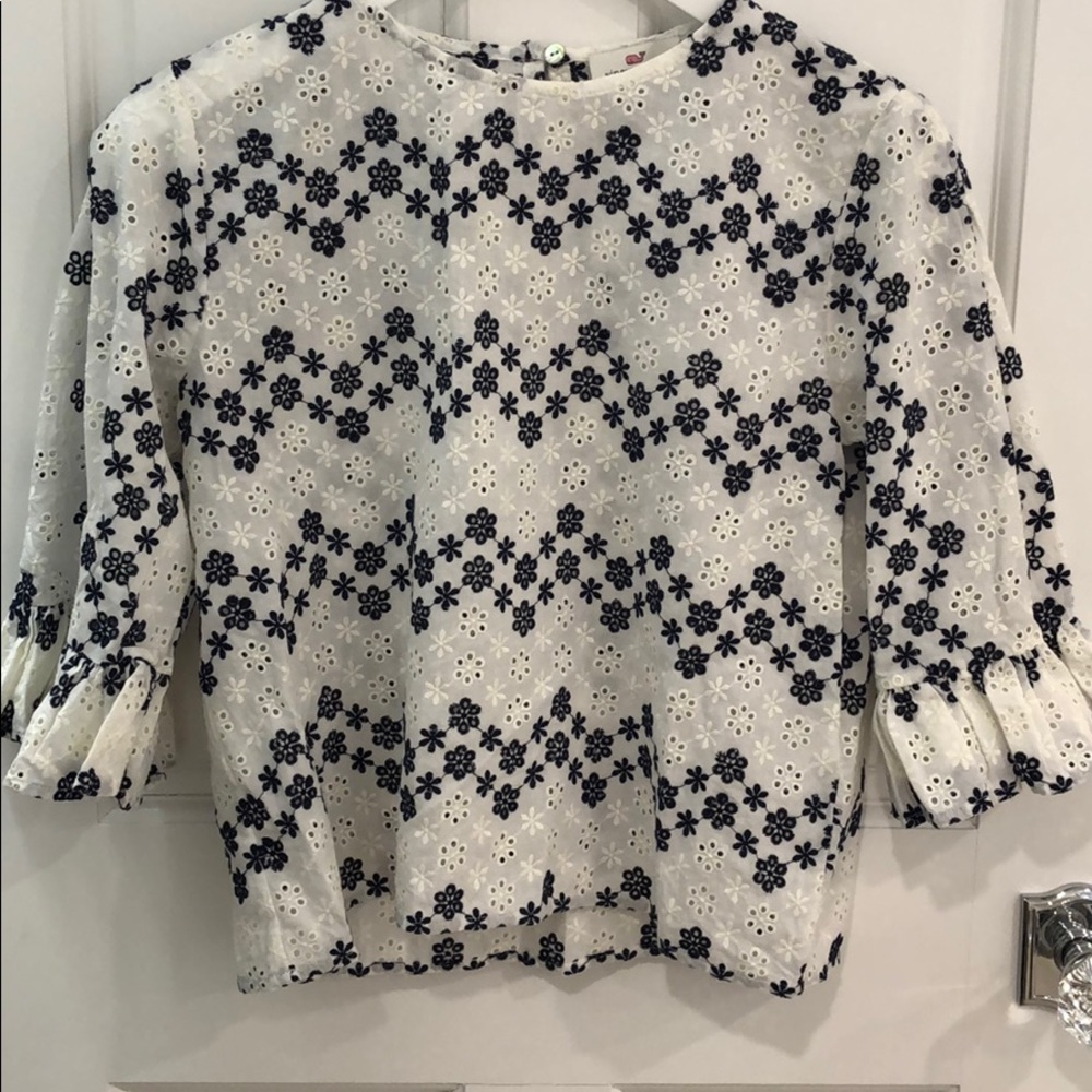 Small vinyard Vines flower blouse with holes
